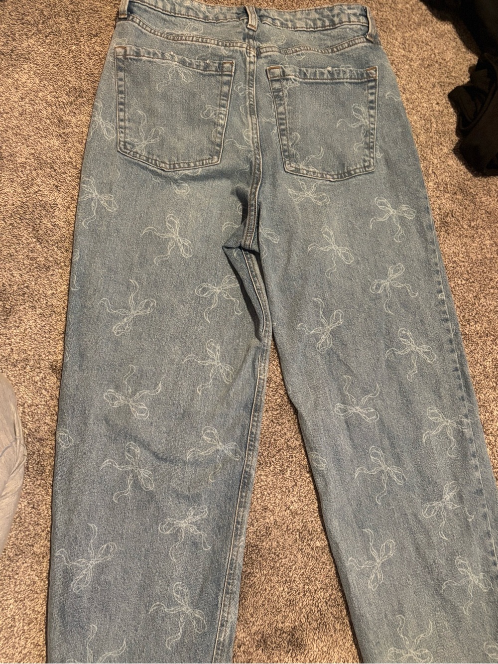 Light Wash Embroidered Bow Mom Jeans